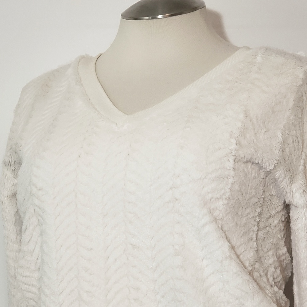 Eyeshadow Textured Chevron V-neck - Picture 5 of 8
